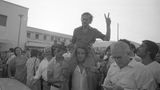 Wallraff zeigte nicht nur als Journalist extremen Einsatz, sondern auch politischer Aktivist. 1974 wurde er in Athen bei einem Protest gegen die griechische Militärdiktatur festgenommen, misshandelt und ins Gefängnis geworfen. Nach dem Zusammenbruch des Regimes kam auch Wallraff frei - hier wird er von Unterstützern nach der Entlassung auf Schultern getragen.