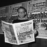 1977 schleuste sich Wallraff unter dem Pseudonym Hans Esser dreieinhalb Monate in die Redaktion der Bild-Zeitung in Hannover ein. In seinem Bestseller "Der Aufmacher" berichtet er von den haarsträubenden Methoden der Boulevardzeitung. Wallraff und Bild bekämpften sich nach der Veröffentlichung jahrelang, auch juristisch.