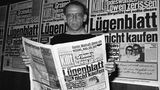 1977 schleuste sich Wallraff unter dem Pseudonym Hans Esser dreieinhalb Monate in die Redaktion der Bild-Zeitung in Hannover ein. In seinem Bestseller "Der Aufmacher" berichtet er von den haarsträubenden Methoden der Boulevardzeitung. Wallraff und Bild bekämpften sich nach der Veröffentlichung jahrelang, auch juristisch.