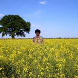 Für den Film "Schwarz auf Weiß - eine Reise durch Deutschland" schlüpfte Wallraff 2009 sogar in die Rolle eines Somaliers mit schwarzer Hautfarbe. Die Verwandlung war nicht unumstritten: Obwohl es Wallraff darum ging, Rassismus aufzuzeigen, wurde die Aktion selbst von einigen auch als rassistisch kritisiert.