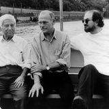 1993 versteckte Wallraff den mit dem Tode bedrohten Autor Salman Rushdie ("Die satanischen Verse") für einige Zeit in seinem Haus in Köln-Ehrenfeld. Das Bild zeigt Wallraff und Rushdie (rechts) bei einer Bootsfahrt auf dem Rhein mit dem türkischen Schriftsteller Aziz Nesin. Wallraff hatte die beiden zusammengebracht, um einen Streit beizulegen.