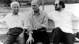 1993 versteckte Wallraff den mit dem Tode bedrohten Autor Salman Rushdie ("Die satanischen Verse") für einige Zeit in seinem Haus in Köln-Ehrenfeld. Das Bild zeigt Wallraff und Rushdie (rechts) bei einer Bootsfahrt auf dem Rhein mit dem türkischen Schriftsteller Aziz Nesin. Wallraff hatte die beiden zusammengebracht, um einen Streit beizulegen.