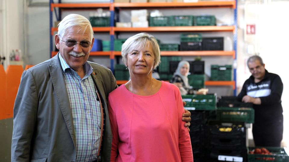 When Manfred Baasner and his wife Larissa founded the Wattenscheider Tafel, they hoped that the establishment would abolish itself as soon as possible.  Politicians would do something if they were only made aware of the poverty in Germany.  But nothing happened for 24 years - and the table quickly grew to become the largest in Germany