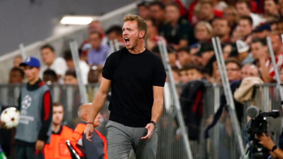 Bayern-Cheftrainer Julian Nagelsmann gibt lautstark Anweisungen