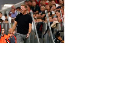 Bayern-Cheftrainer Julian Nagelsmann gibt lautstark Anweisungen