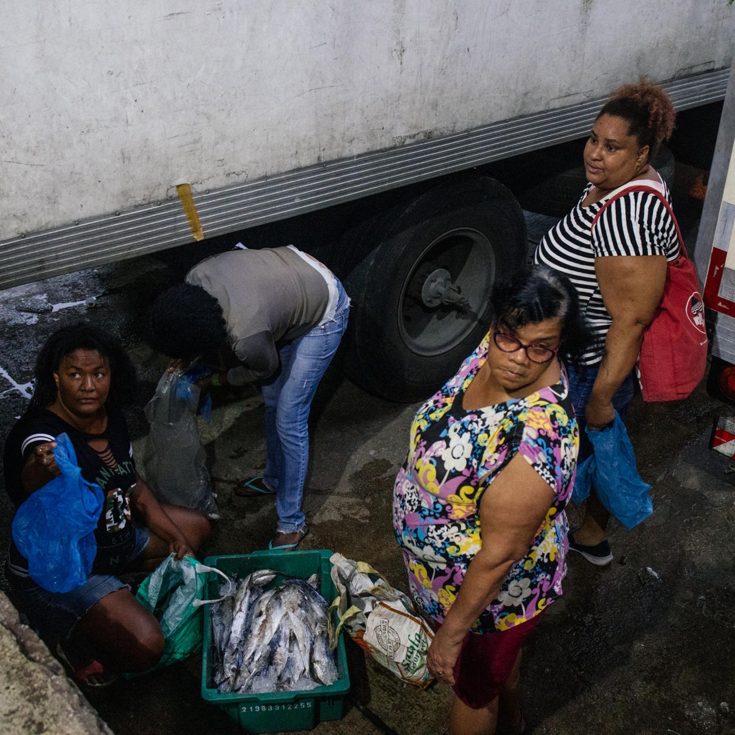 Vier brasilianische Frauen auf einer Rampe des Großmarkts