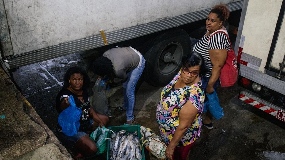 Vier brasilianische Frauen auf einer Rampe des Großmarkts