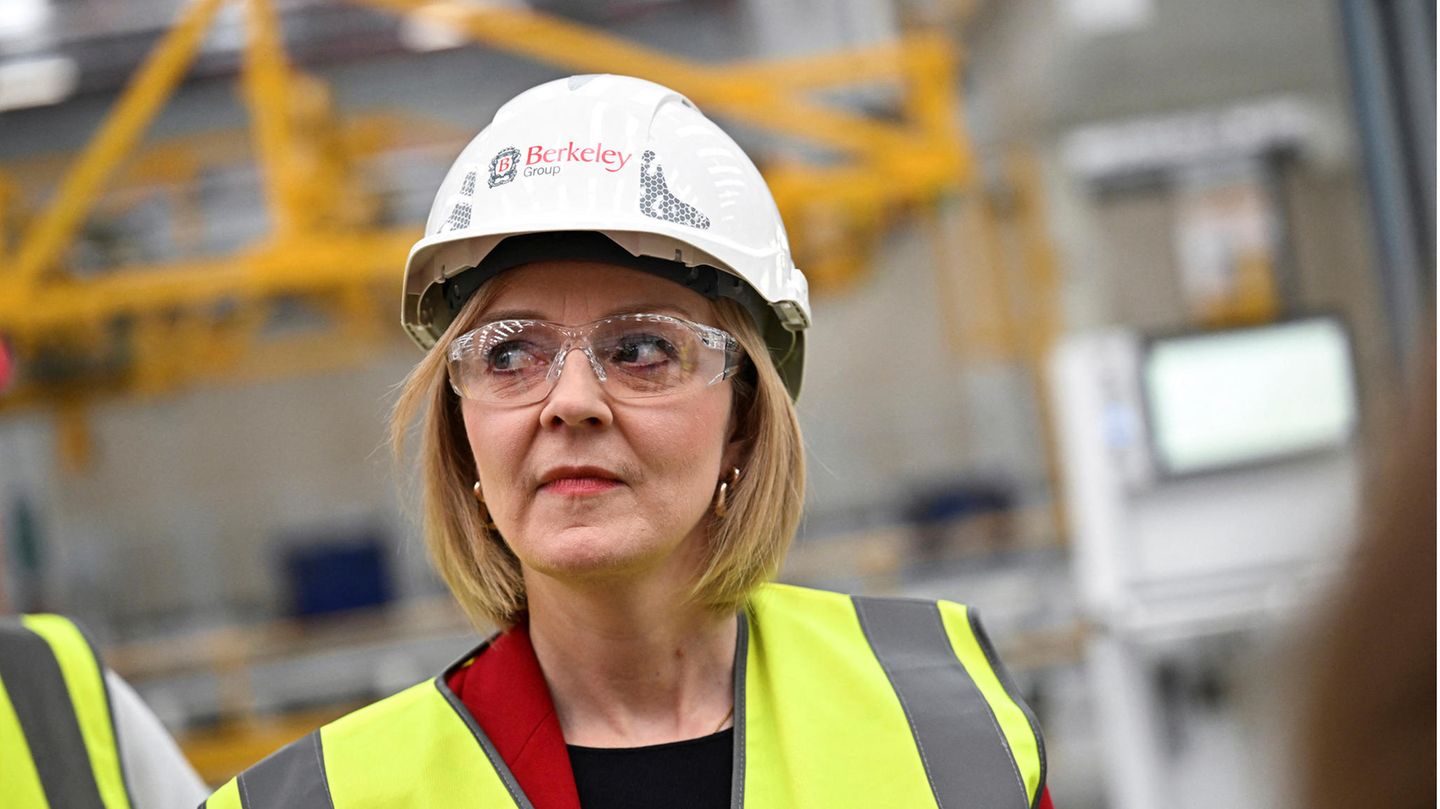 Britische Finanzkrise: Premierministerin Liz Truss bei einem Firmenbesuch im September Premierministerin Liz Truss bei einem Firmenbesuch im September