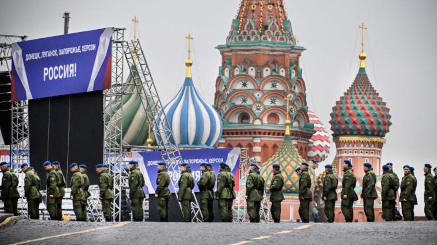 Russland, Moskau: Der Rote Platz wird für den großen Auftritt von Wladimir Putin vorbereitet