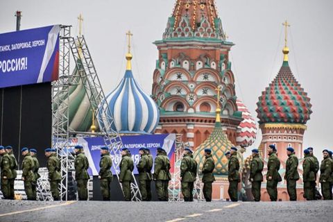 Russland, Moskau: Der Rote Platz wird für den großen Auftritt von Wladimir Putin vorbereitet