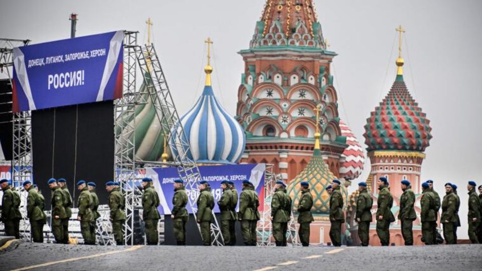 Russland, Moskau: Der Rote Platz wird für den großen Auftritt von Wladimir Putin vorbereitet
