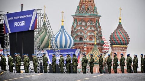 Russland, Moskau: Der Rote Platz wird für den großen Auftritt von Wladimir Putin vorbereitet