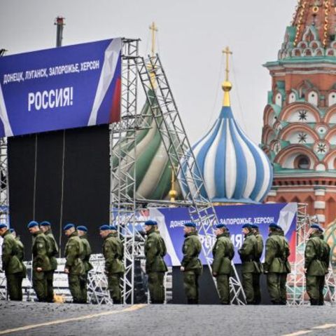 Russland, Moskau: Der Rote Platz wird für den großen Auftritt von Wladimir Putin vorbereitet
