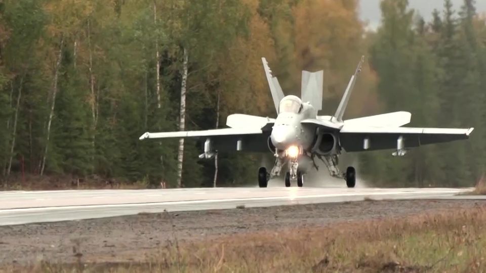 Sorge vor Russland-Angriff: Finnland sperrt wichtige Autobahn für Kampfjet-Übungen