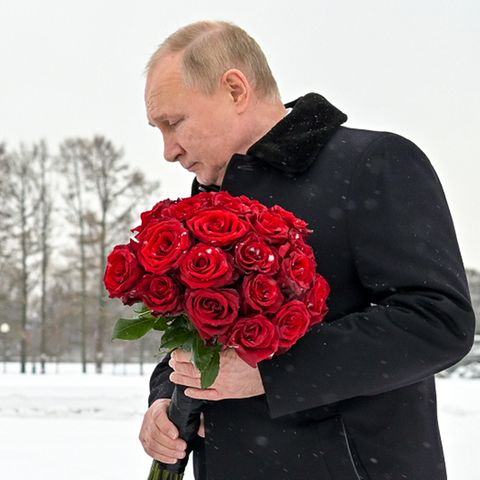 Wladimir Putin auf dem Piskarjowskoje-Gedenkfriedhof in Sankt Petersburg