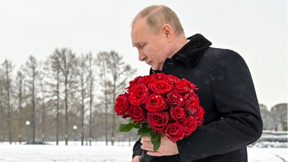 Wladimir Putin auf dem Piskarjowskoje-Gedenkfriedhof in Sankt Petersburg