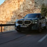 Der BMW XM von vorne. Winzige Scheinwerfer und riesige Nieren dominieren die Front.
