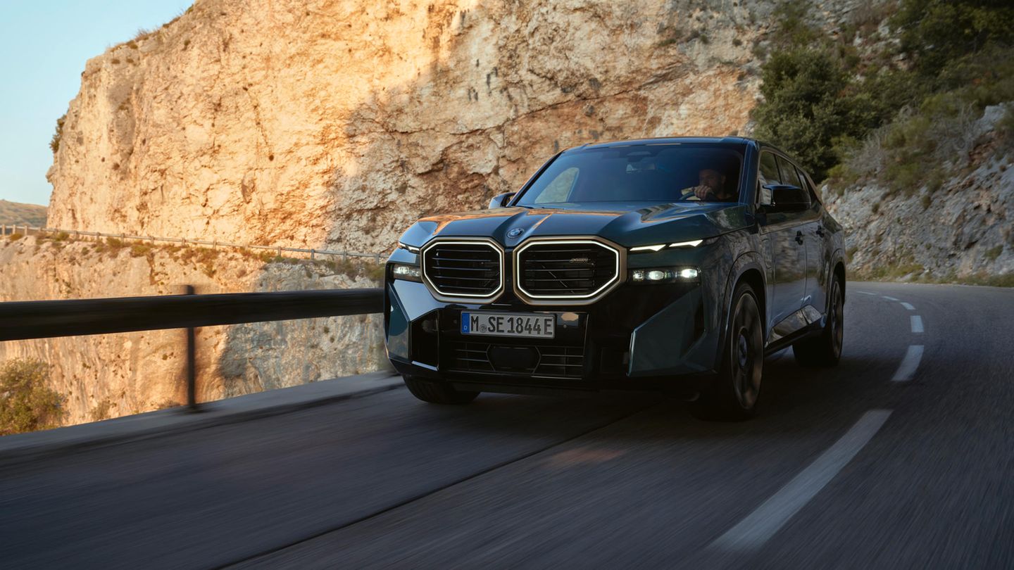 Der BMW XM von vorne. Winzige Scheinwerfer und riesige Nieren dominieren die Front.