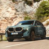 Der BMW XM von vorne. Winzige Scheinwerfer und riesige Nieren dominieren die Front.
