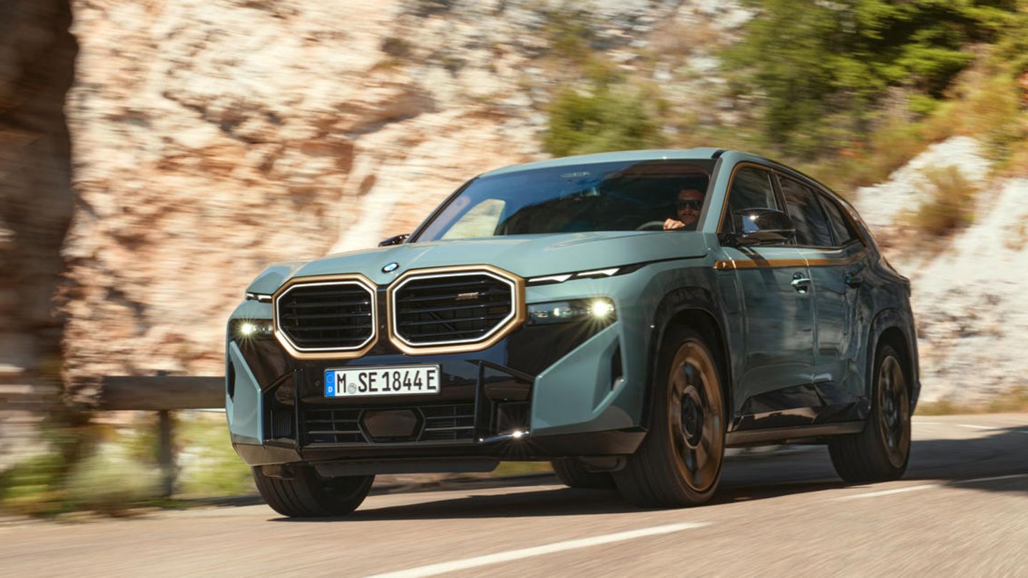 BMW presents new monster SUV with a length of 5 meters and 750 hp