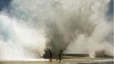Kinder spielen mit den Wellen nach dem Durchzug des Hurrikans "Ian"