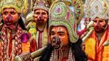 Amritsar, Indien. Künstler verkleiden sich als Hindu-Gottheit Hanuman und nehmen an einer religiösen Prozession während des Navratri-Festes teil. Navratri, bei der die Götting Durga geehrt wird, gilt als eines der wichtigsten Feste im hinduistischen Jahreszyklus und bedeutet übersetzt etwa "neun Nächte". 