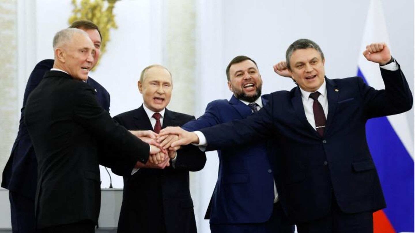 Putin und die Vertreter der annektierten Regionen