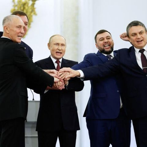 Putin und die Vertreter der annektierten Regionen