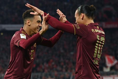 Jamal Musiala (l.) und Leroy Sané vom FC Bayern München jubeln