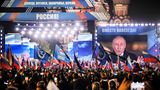 Zum Abschluss versuchte Putin dem Publikum noch etwas einzuheizen. "Hurra", sollten alle auf drei rufen. "Atmet tief ein. Und auf meinen Befehl: eins, zwei, drei", zählte Putin runter. Doch aus seiner Kehle erklang nur das erste Hurra wie ein Ruf, in den die Menge jedoch nur müde einstimmte. Als die Kameras auf die Zuschauer schwenkten, sah man die Leute an ihren Telefonen kleben, anstatt in Hurra-Rufen auszubrechen. (Auf der Seite des Staatssenders Perwyj Kanal können Sie sich die gesamte Veranstaltung ansehen.) 