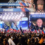 Zum Abschluss versuchte Putin dem Publikum noch etwas einzuheizen. "Hurra", sollten alle auf drei rufen. "Atmet tief ein. Und auf meinen Befehl: eins, zwei, drei", zählte Putin runter. Doch aus seiner Kehle erklang nur das erste Hurra wie ein Ruf, in den die Menge jedoch nur müde einstimmte. Als die Kameras auf die Zuschauer schwenkten, sah man die Leute an ihren Telefonen kleben, anstatt in Hurra-Rufen auszubrechen. (Auf der Seite des Staatssenders Perwyj Kanal können Sie sich die gesamte Veranstaltung ansehen.) 