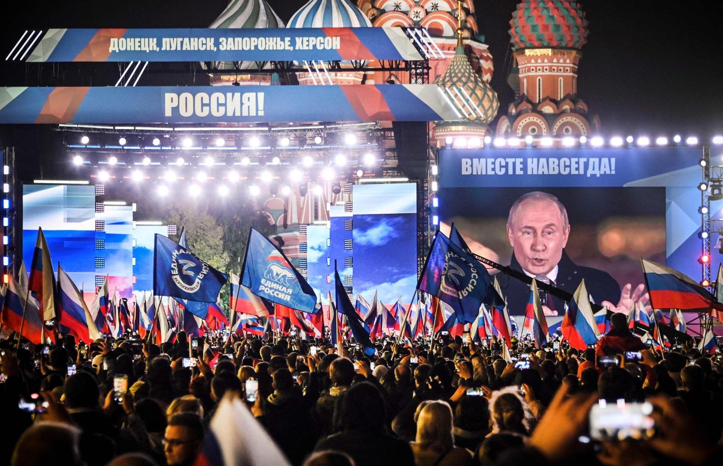 "Grandioses Konzert" : Zum Abschluss versuchte Putin dem Publikum noch etwas einzuheizen. "Hurra", sollten alle auf drei rufen. "Atmet tief ein. Und auf meinen Befehl: eins, zwei, drei", zählte Putin runter. Doch aus seiner Kehle erklang nur das erste Hurra wie ein Ruf, in den die Menge jedoch nur müde einstimmte. Als die Kameras auf die Zuschauer schwenkten, sah man die Leute an ihren Telefonen kleben, anstatt in Hurra-Rufen auszubrechen. (Auf der Seite des Staatssenders Perwyj Kanal können Sie sich die gesamte Veranstaltung ansehen.) Zum Abschluss versuchte Putin dem Publikum noch etwas einzuheizen. "Hurra", sollten alle auf drei rufen. "Atmet tief ein. Und auf meinen Befehl: eins, zwei, drei", zählte Putin runter. Doch aus seiner Kehle erklang nur das erste Hurra wie ein Ruf, in den die Menge jedoch nur müde einstimmte. Als die Kameras auf die Zuschauer schwenkten, sah man die Leute an ihren Telefonen kleben, anstatt in Hurra-Rufen auszubrechen. (Auf der Seite des Staatssenders Perwyj Kanal können Sie sich die gesamte Veranstaltung ansehen.)