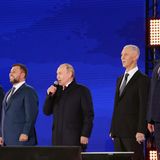 Neben Putin auf der Bühne standen bewegungslos die vier Vertreter der Gebiete Luhansk, Donezk, Saporischschja und Cherson, die zuvor ihre Unterschriften auf die Annexions-Verträge gesetzt hatten. Bei der Aufstellung wurde dabei ein großer Fehler korrigiert, der den Regisseuren der Show im Kreml unterlaufen war. Den größten der Repräsentanten der ukrainischen Gebiete stellte man nicht mehr neben Putin. Achtet der doch penibel darauf, dass seine geringe Größe nicht  ins Auge fällt. 