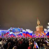 Auf dem Roten Platz verteilten Freiwillige russische Fahnen. Manche Zuschauer schnappten sich gleich mehrere, um sie später in beiden Händen zu schwenken. Da die alte römische Devise "Brot und Spiele" immer noch gilt, wurden an die Menge kostenlose Piroschki verteilt – Teigtaschen mit verschiedenen Füllungen. 