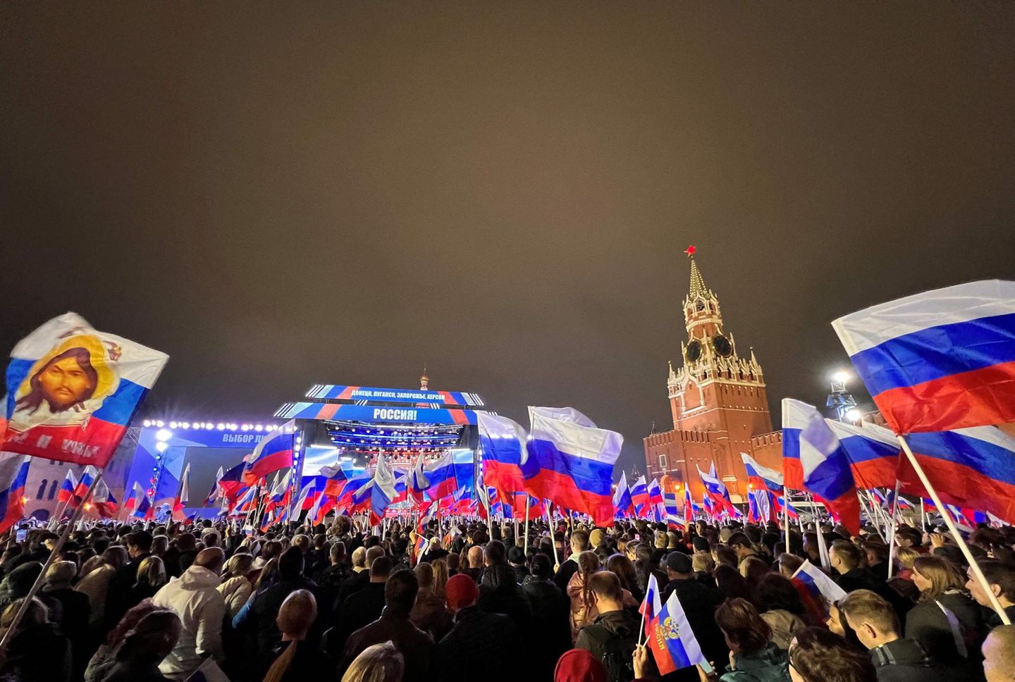 Auf dem Roten Platz verteilten Freiwillige russische Fahnen. Manche Zuschauer schnappten sich gleich mehrere, um sie später in beiden Händen zu schwenken. Da die alte römische Devise "Brot und Spiele" immer noch gilt, wurden an die Menge kostenlose Piroschki verteilt – Teigtaschen mit verschiedenen Füllungen. 