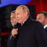 Den Höhepunkt des Abends bildet aber der Auftritt von Wladimir Putin selbst. Am späten Abend betrat er die Bühne.  "Russland öffnet nicht nur die Türen seiner Heimat für unsere Brüder und Schwestern. Russland öffnet sein Herz. Willkommen zu Hause", erklärte der Kreml-Chef, nachdem er eine kurze Fassung dessen lieferte, was er vorher im Georgssaal des Kremlpalasts erzählt hatte.