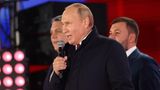 Den Höhepunkt des Abends bildet aber der Auftritt von Wladimir Putin selbst. Am späten Abend betrat er die Bühne.  "Russland öffnet nicht nur die Türen seiner Heimat für unsere Brüder und Schwestern. Russland öffnet sein Herz. Willkommen zu Hause", erklärte der Kreml-Chef, nachdem er eine kurze Fassung dessen lieferte, was er vorher im Georgssaal des Kremlpalasts erzählt hatte.