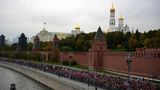 Menschenmenge vor den Mauern des Kremls am Nachmittag vor dem großen Auftritt Wladimir Putins