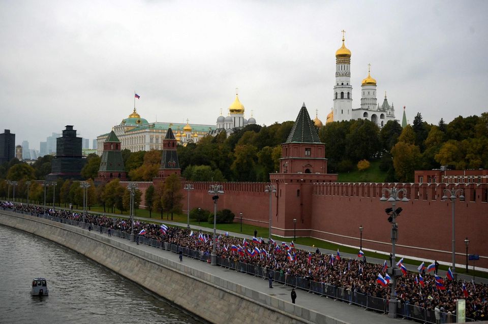 Menschen vor den Kremlmauern am Nachmittag vor dem großen Auftritt von Wladimir Putin