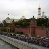 Menschenmenge vor den Mauern des Kremls am Nachmittag vor dem großen Auftritt Wladimir Putins