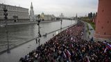 Einer Reporterin der russischen unabhängigen Zeitung "Meduza" gelang es nach vielen Hindernissen, sich unter das bestellte Publikum zu mischen. "Wir sind aus Rjasan gekommen. Vier Busse mit jeweils 60 Personen", erzählte ihr eine Gruppe von Studenten. "Unterwegs hatten wir einen kleinen Unfall, wir sind vier Stunden lang gefahren", verriet einer von ihnen. Auf die Frage, ob sich viele Leute wirklich auf das Konzert freuen, antwortete er: Nicht wirklich, sie wollten sich nur Moskau ansehen und von den Vorlesungen befreit werden. 