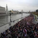 Einer Reporterin der russischen unabhängigen Zeitung "Meduza" gelang es nach vielen Hindernissen, sich unter das bestellte Publikum zu mischen. "Wir sind aus Rjasan gekommen. Vier Busse mit jeweils 60 Personen", erzählte ihr eine Gruppe von Studenten. "Unterwegs hatten wir einen kleinen Unfall, wir sind vier Stunden lang gefahren", verriet einer von ihnen. Auf die Frage, ob sich viele Leute wirklich auf das Konzert freuen, antwortete er: Nicht wirklich, sie wollten sich nur Moskau ansehen und von den Vorlesungen befreit werden. 