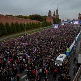 Das bestellte Publikum vor den Mauern des Kremls