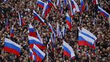 "Russland ist die Heimat, die das Volk gewählt hat. Und es hat ehrlich gewählt!", rief seine Co-Moderatorin Julia Baranowskaja. Der Schauspieler Iwan Okhlobystin setzte aber dem Ganzen die Krone auf: "Es gibt Stimmen, die sagen, dass die militärische Sonderoperation bald in eine Anti-Terror-Operation umbenannt wird. Manche sagen sogar, sie wird der Vaterländische Krieg heißen. Aber ich glaube, dass das nicht genug ist. Es ist richtig, sie einen Heiligen Krieg zu nennen!", erklärte er. 
