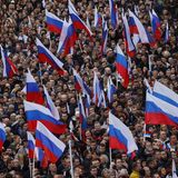 "Russland ist die Heimat, die das Volk gewählt hat. Und es hat ehrlich gewählt!", rief seine Co-Moderatorin Julia Baranowskaja. Der Schauspieler Iwan Okhlobystin setzte aber dem Ganzen die Krone auf: "Es gibt Stimmen, die sagen, dass die militärische Sonderoperation bald in eine Anti-Terror-Operation umbenannt wird. Manche sagen sogar, sie wird der Vaterländische Krieg heißen. Aber ich glaube, dass das nicht genug ist. Es ist richtig, sie einen Heiligen Krieg zu nennen!", erklärte er. 