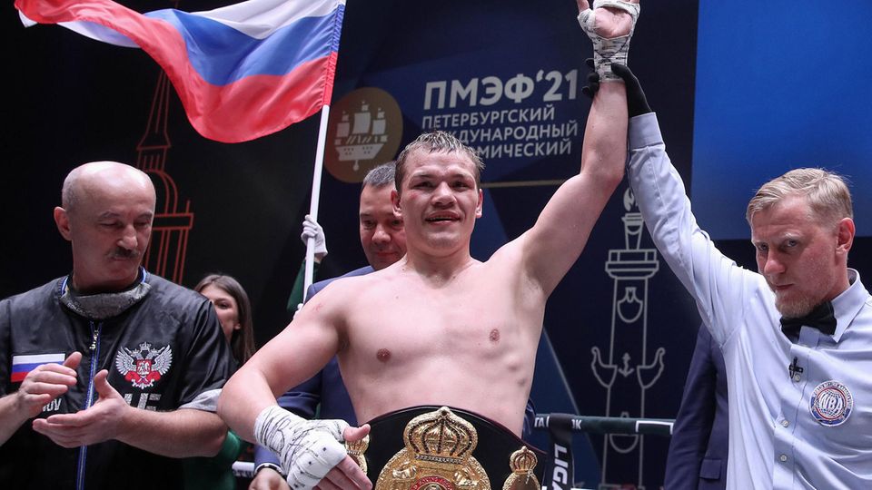 Boxer Fedor Chudinov aus Russland feiert den Sieg in seinem Kampf gegen Ryno Liebenberg aus Südafrika im Juni 2021