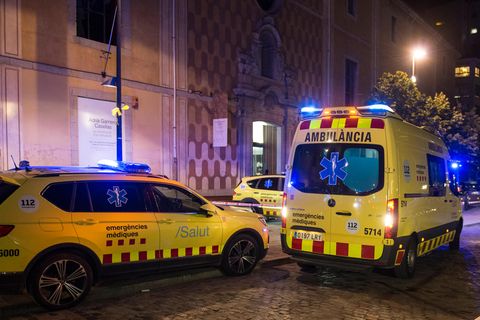 Rettungsdienste stehen nach einer Explosion vor der Casa de Cultura in Girona (Katalonien).