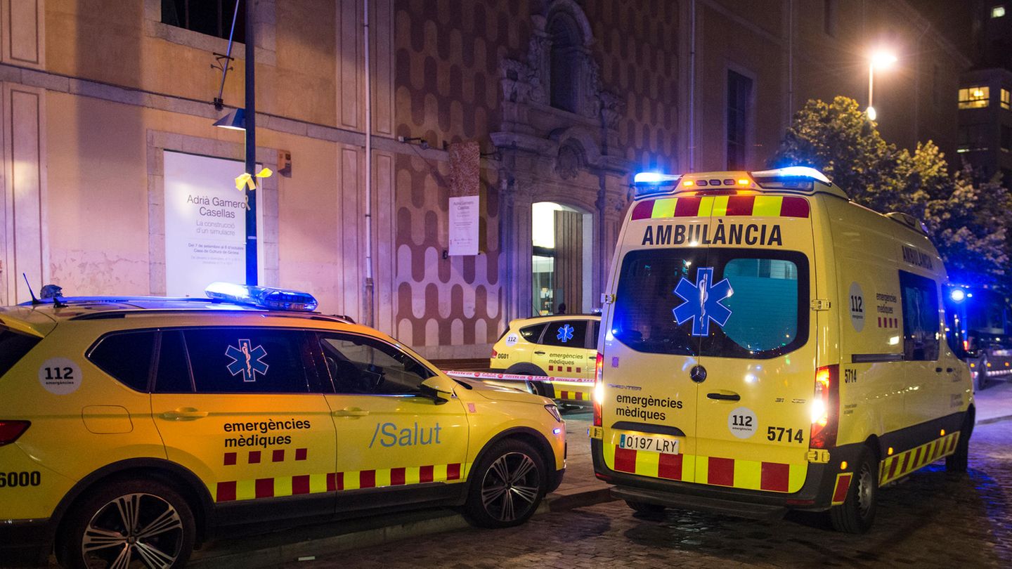 Rettungsdienste stehen nach einer Explosion vor der Casa de Cultura in Girona (Katalonien).