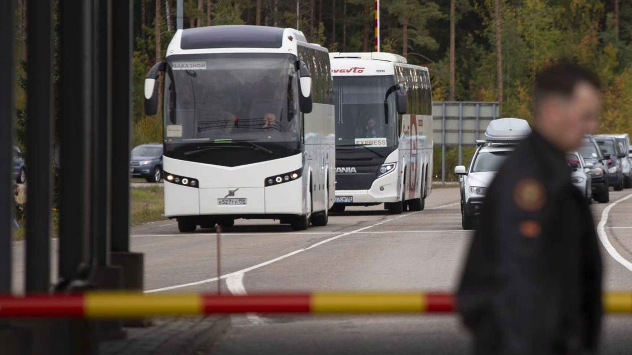 Busse und Pkw warten darauf, den Grenzübergang Vaalimaa von Russland aus in Richtung Finnland zu passieren