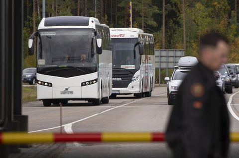 Busse und Pkw warten darauf, den Grenzübergang Vaalimaa von Russland aus in Richtung Finnland zu passieren